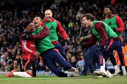 英雄联盟总决赛直播-包含曼城后卫防守坚如磐石，助球队守住英超联赛第二位的词条