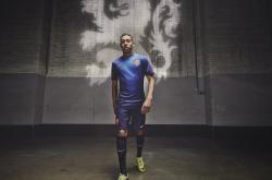 英雄联盟总决赛门票-团队碾压与孤星闪耀，两种胜利法则照亮篮球哲学