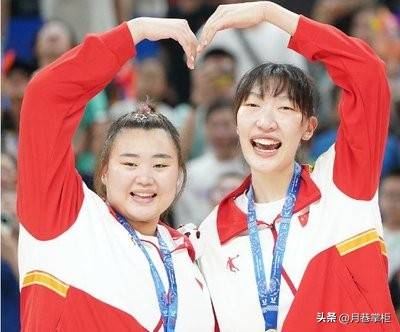 战胜强手，运动员斩获金牌喜获全场欢呼