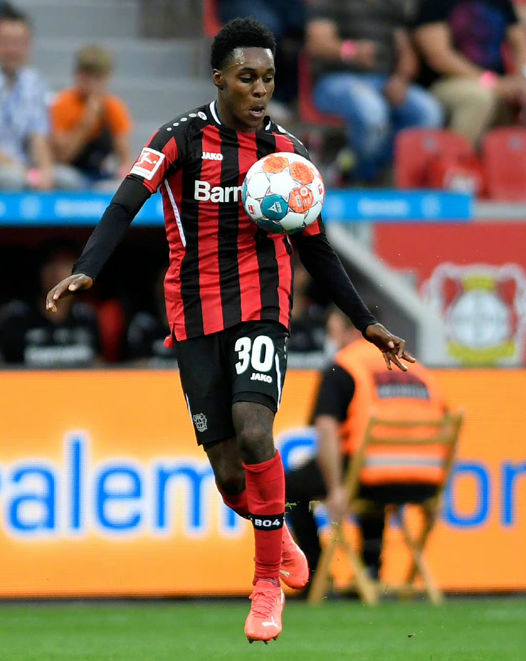 加蓬足球明星被誉为新一代领袖 加蓬足球明星被誉为新一代领袖