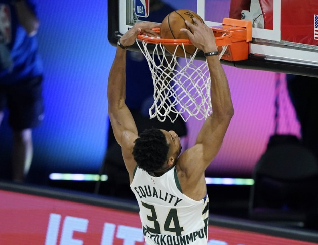 关键时刻！球员聚精会神准确投篮，扳平比分的简单介绍