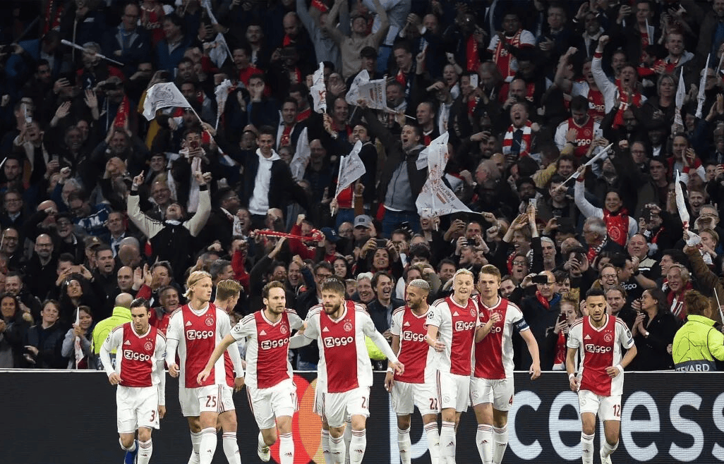 阿贾克斯惨遭连败，陷入低谷