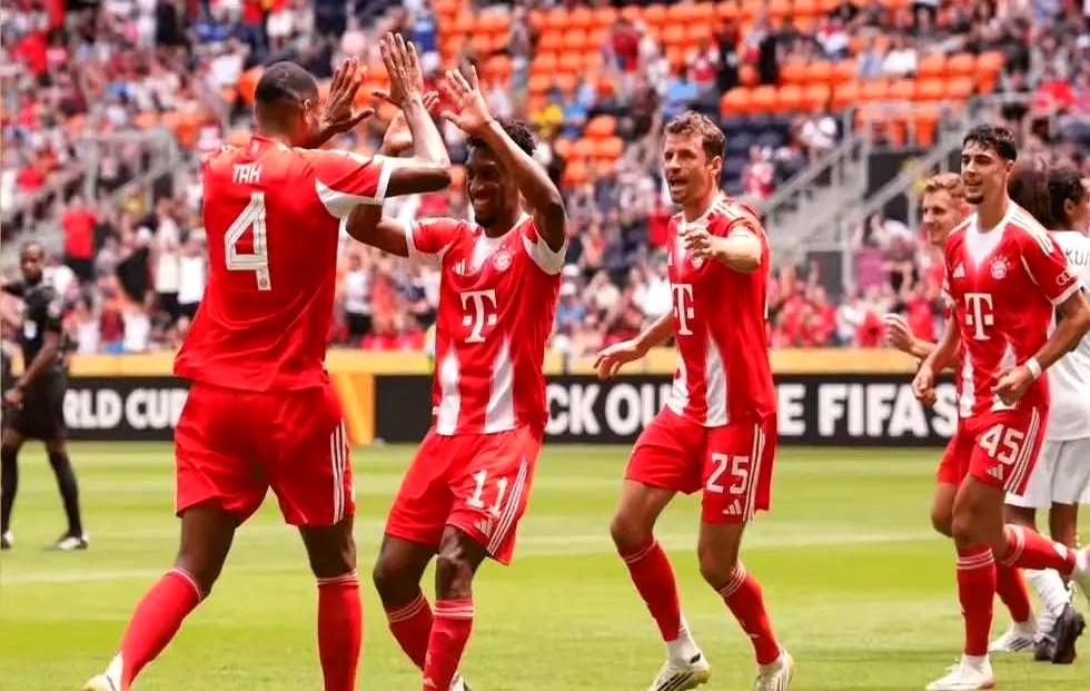 包含拜仁慕尼黑球队管理层谈未来发展，全力以赴争冠的词条