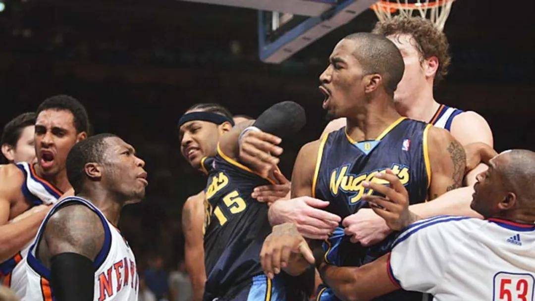 场面混乱,双方球员纠缠不清 场面混乱,双方球员纠缠不清