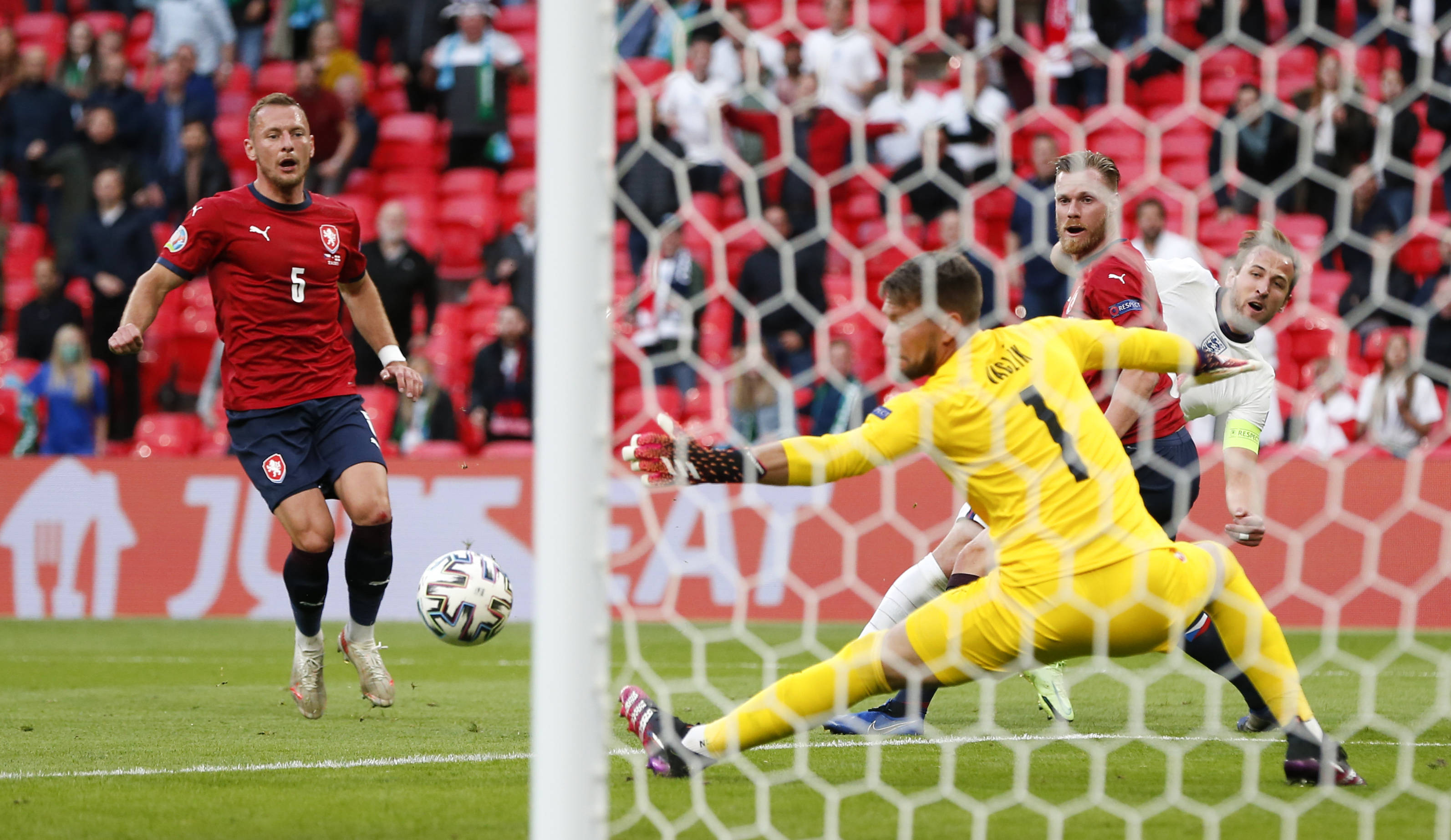 欧洲足球联赛热血搏杀场面感人 欧洲足球联赛热血搏杀场面感人