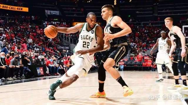 关于四川队完胜雄鹿，布克统治全场的信息