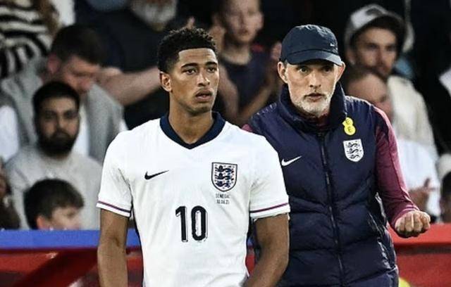 英格兰队中场表现出色,被誉为团队中坚 英格兰队中场表现出色,被誉为团队中坚