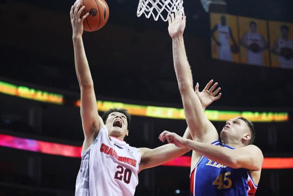 吉林队完胜灰熊，易建联状态火热