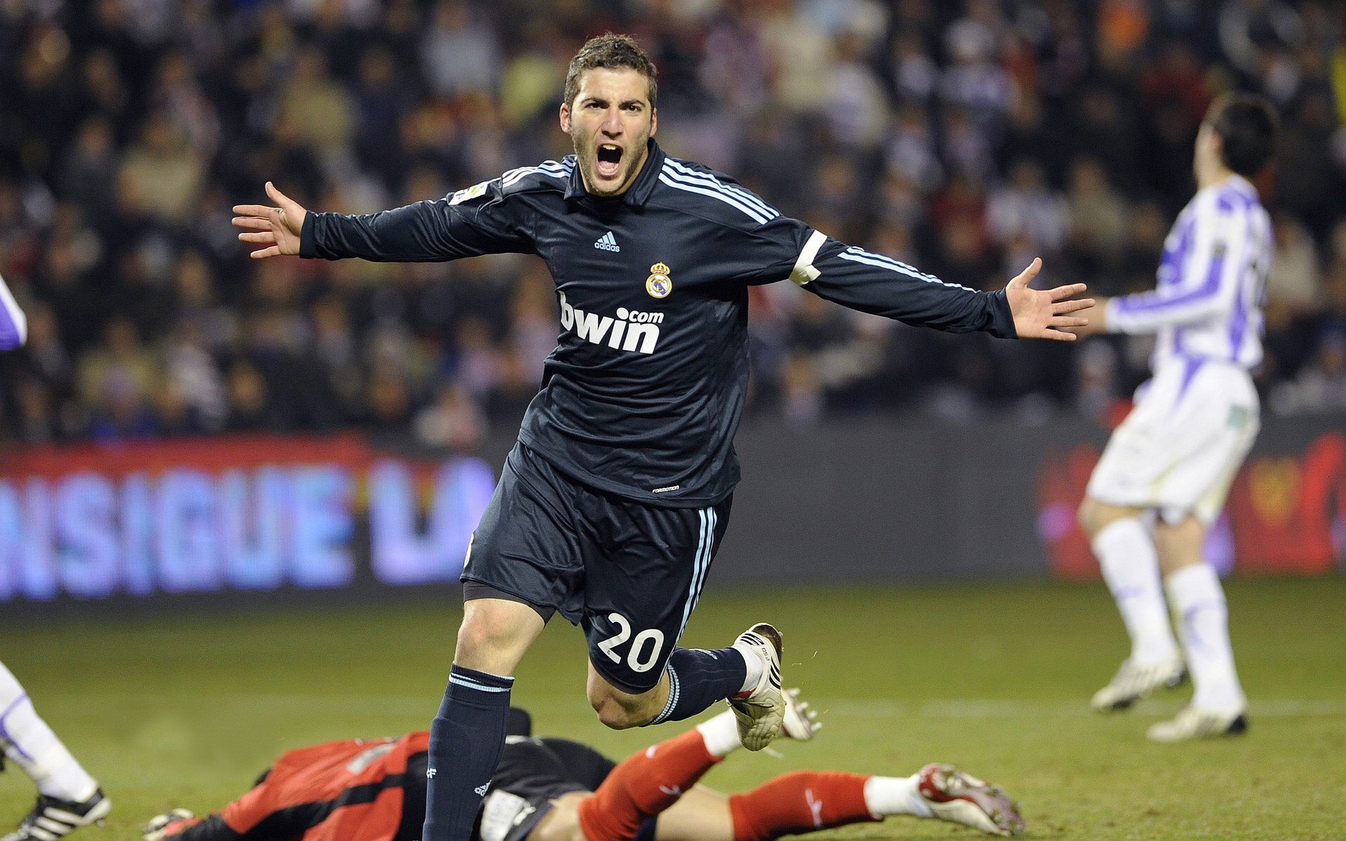 德里赫特的逆定理，在马赛血雨腥风中，他为何活成世界足坛唯一的孤本？