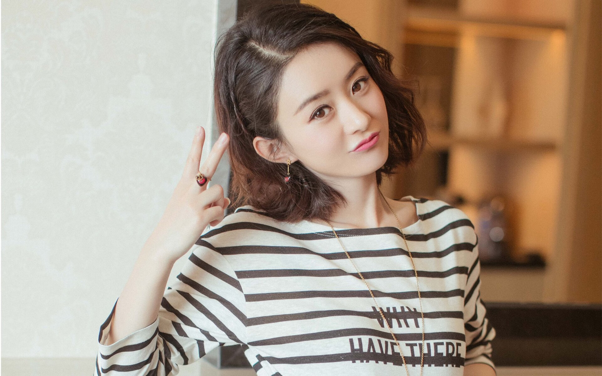 绿茵场与篮球馆的平行叙事，淘汰赛的戏剧法则